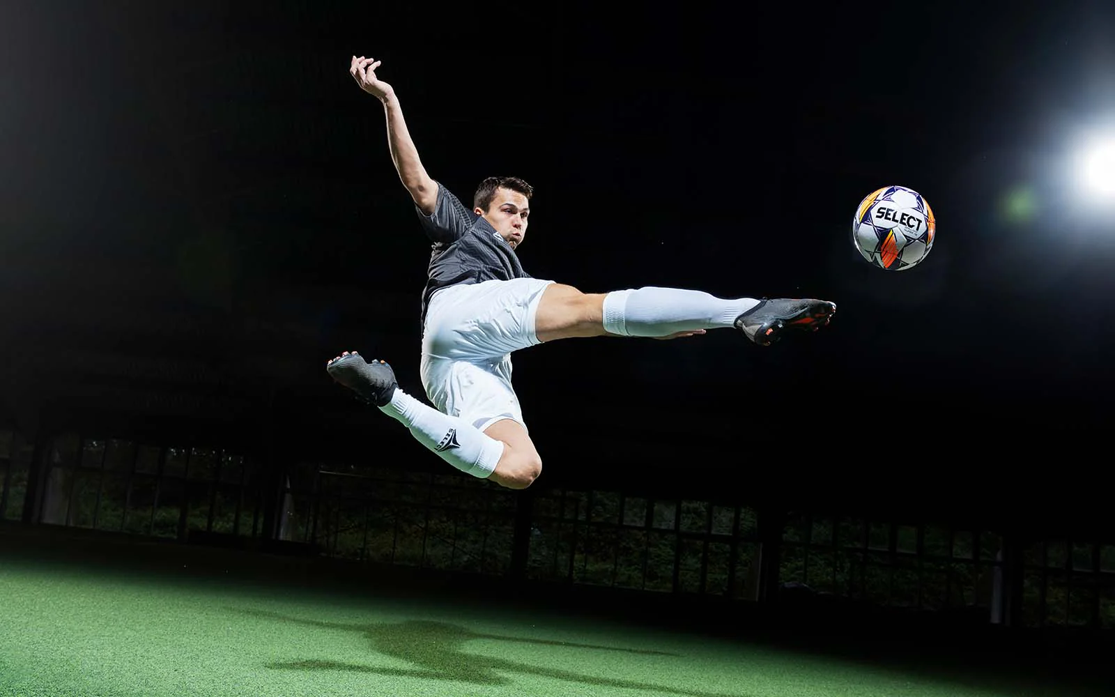 雷恩中場卡馬文加的真實年齡.